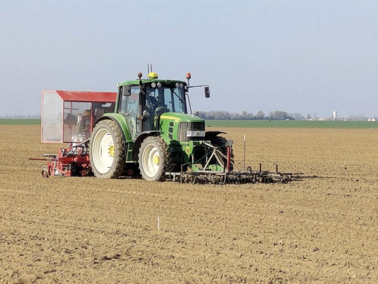 Entre les averses, des semis menés tambour battant