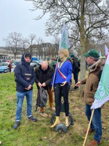 Un groupe d’agriculteurs avec l’effigie d’Ursula Von der Layen. Les agriculteurs tirent leurs dernières cartouches à Strasbourg