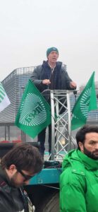 Le président de la CGB, Franck Sander, devant le Parlement européen. Les agriculteurs tirent leurs dernières cartouches à Strasbourg